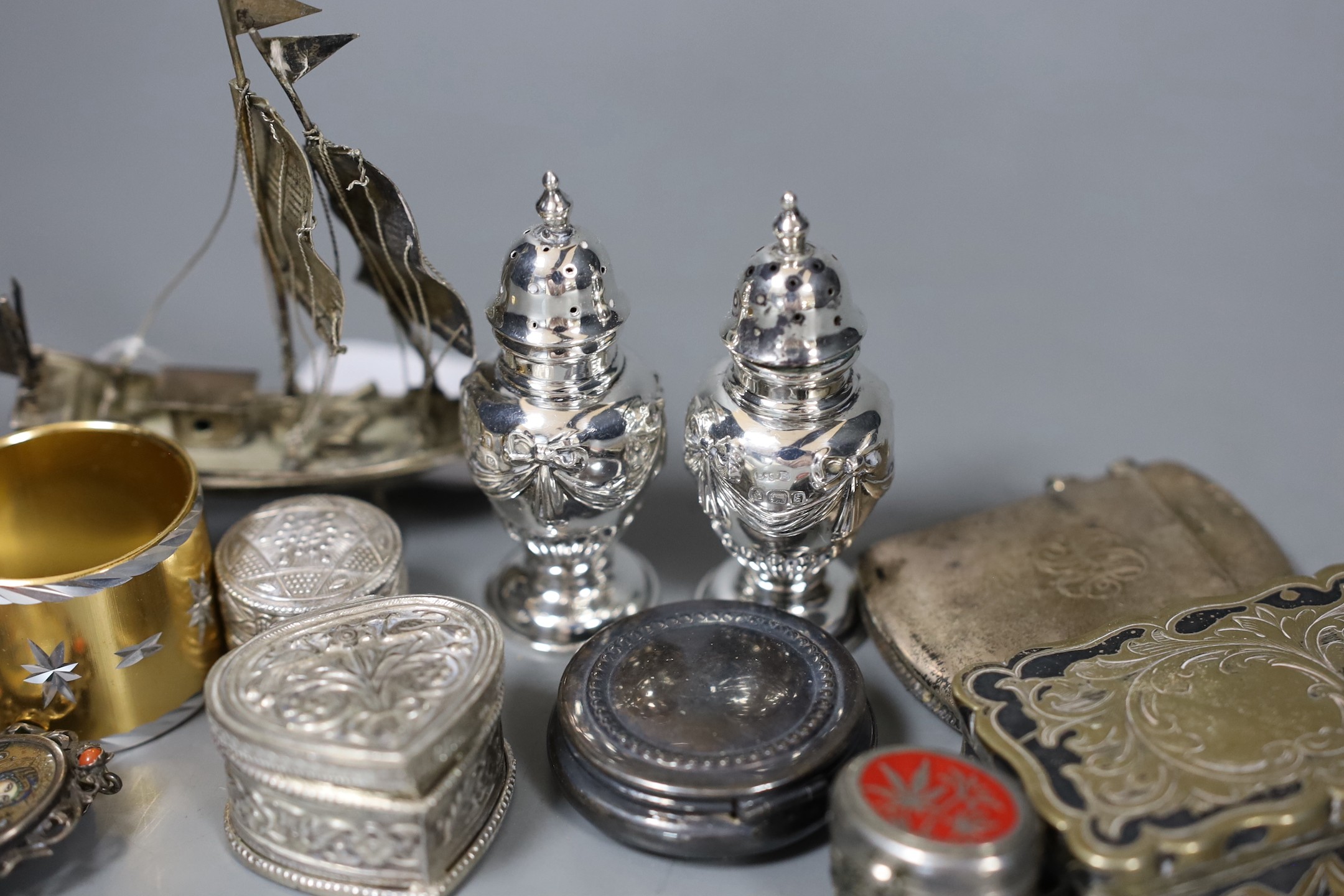 Mixed collectables including a silver vesta, pair of silver pepperettes, modern silver pill box and seven other items.
